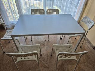 Mesa blanca con 4 sillas blancas. Ikea