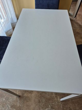 Mesa blanca con 4 sillas blancas. Ikea