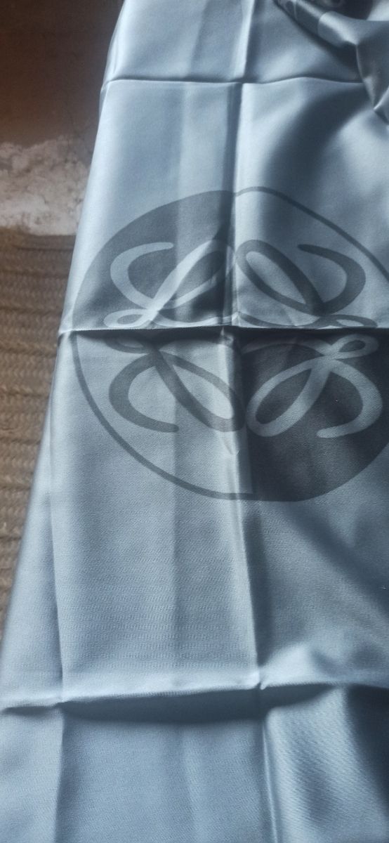 Pañuelo gris con logo