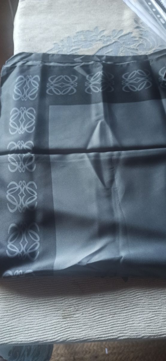 Pañuelo gris con logo