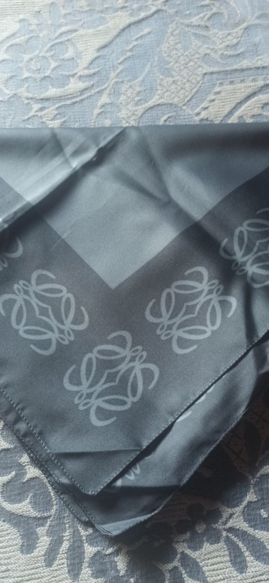 Pañuelo gris con logo