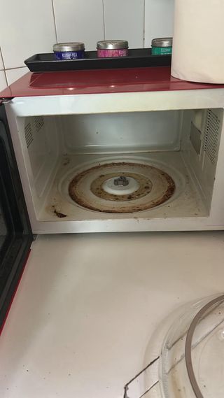 Microondas Rojo Schneider vale 180€ nuevo