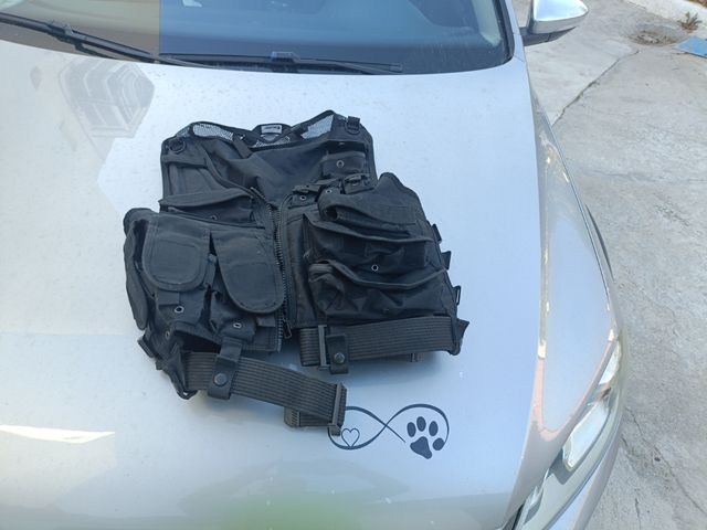 Chaleco táctico negro airsoft, con bolsa trasera.