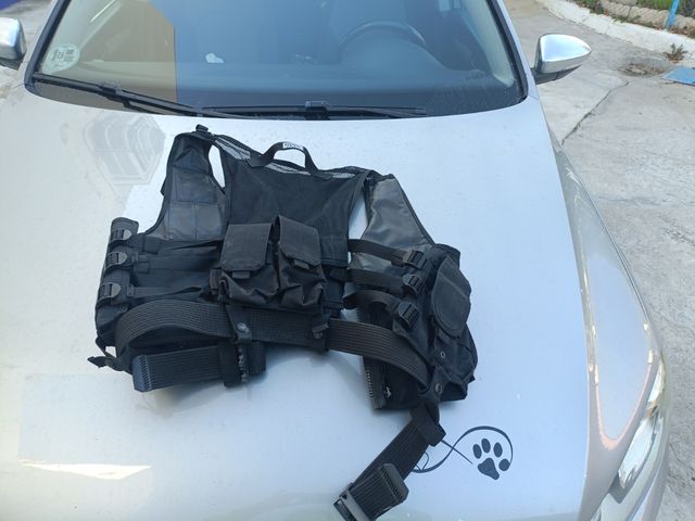 Chaleco táctico negro airsoft, con bolsa trasera.