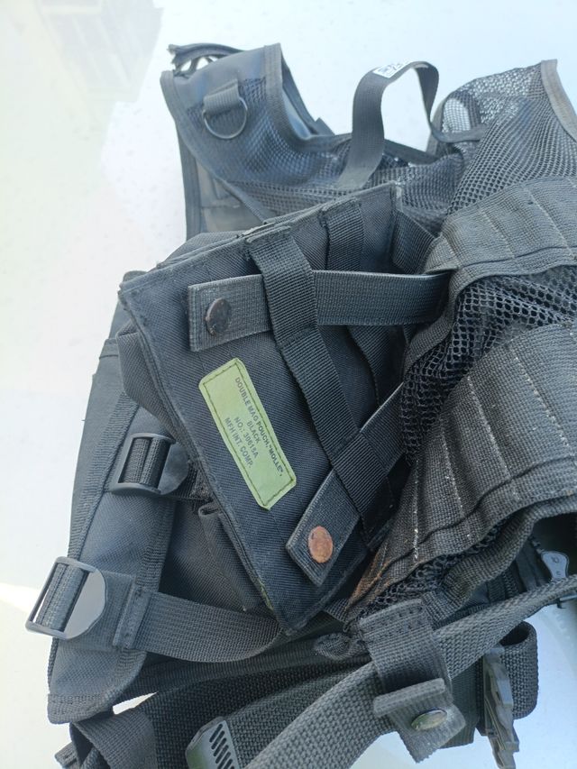 Chaleco táctico negro airsoft, con bolsa trasera.