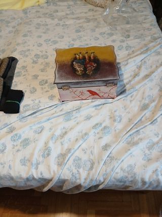 Scatola decorata con bambini