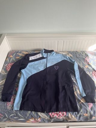 Chaqueta deportiva azul y blanca
