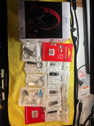 Pacchetto scheda SD, USB e auricolari Bluetooth