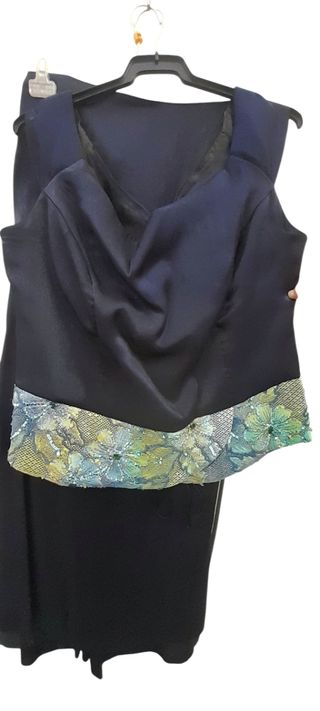 Traje de fiesta azul con detalle floral