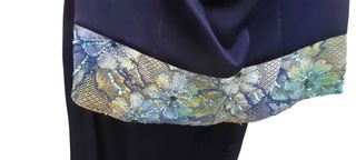 Traje de fiesta azul con detalle floral