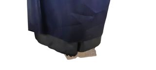 Traje de fiesta azul con detalle floral