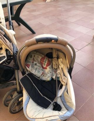 Carrito de bebé y dos capazos