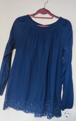 Blusa lisa azulón con tejido bordado calado