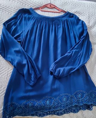 Blusa lisa azulón con tejido bordado calado