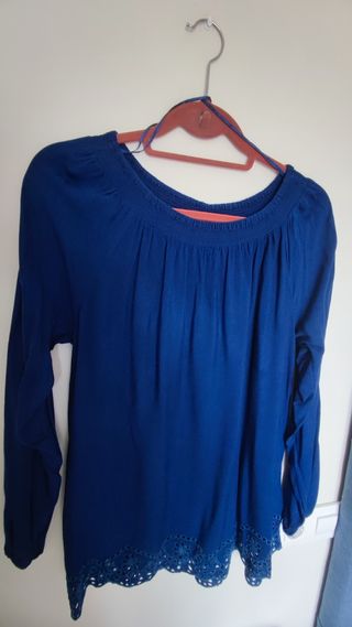 Blusa lisa azulón con tejido bordado calado