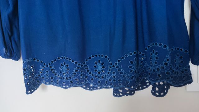 Bluda lisa azulón con tejido bordado calado