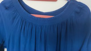 Blusa lisa azulón con tejido bordado calado