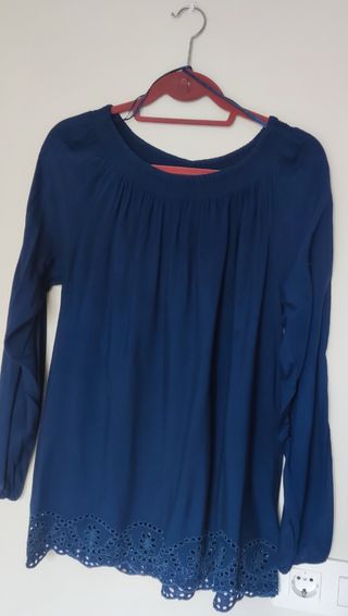 Blusa lisa azulón con tejido bordado calado