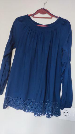 Blusa lisa azulón con tejido bordado calado