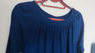 Blusa lisa azulón con tejido bordado calado