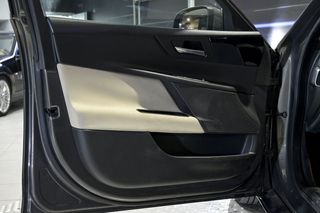 Jaguar XE   2.0 AJ200D Diesel RWD 180cv Pure