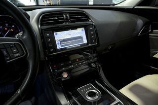 Jaguar XE   2.0 AJ200D Diesel RWD 180cv Pure 