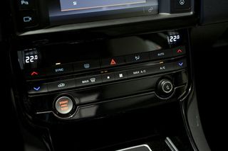 Jaguar XE   2.0 AJ200D Diesel RWD 180cv Pure