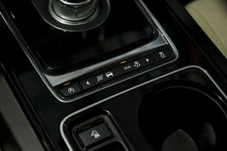 Jaguar XE   2.0 AJ200D Diesel RWD 180cv Pure