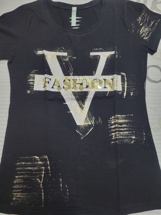 Camiseta negra con lentejuelas doradas