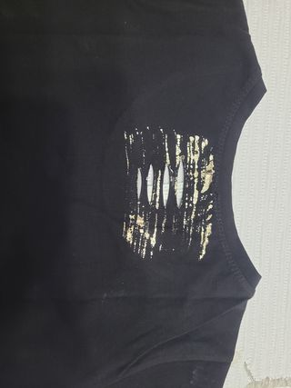 Camiseta negra con lentejuelas doradas