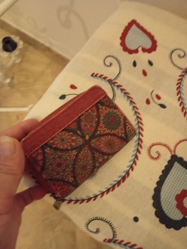 Cartera pequeña con estampado floral