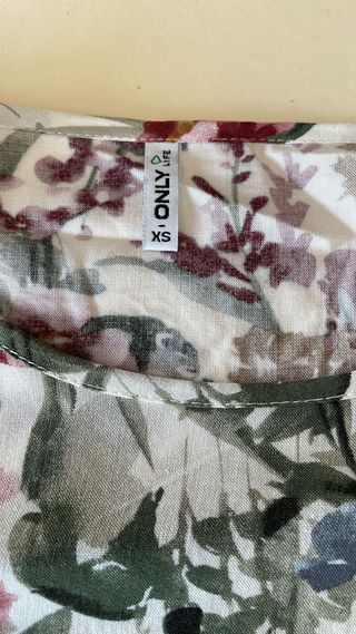 Blusa floral ONLY Talla XS