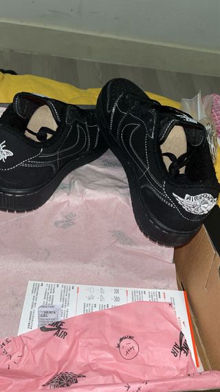 Zapatillas Negras con Costuras Blancas