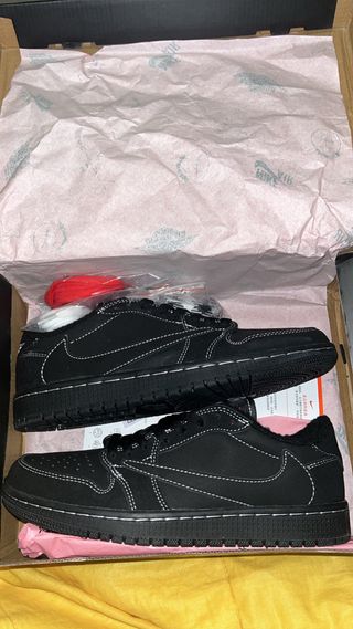 Zapatillas Negras con Costuras Blancas