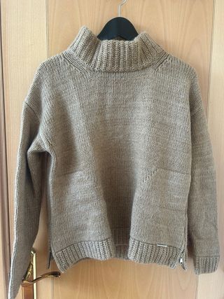Jersey de punto camel cuello alto
