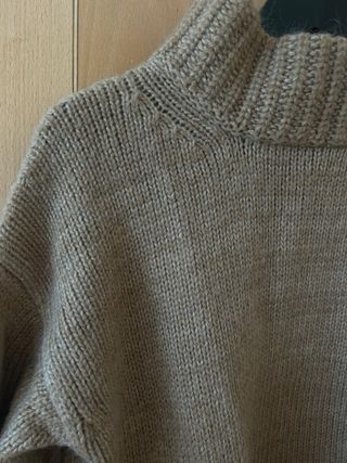 Jersey de punto camel cuello alto
