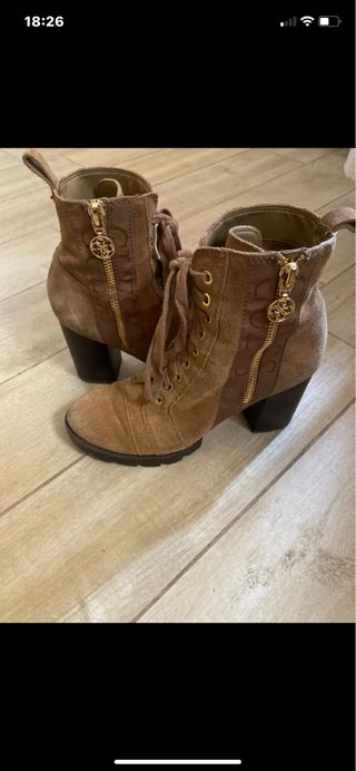 Stivali Guess tacco con zip dorata