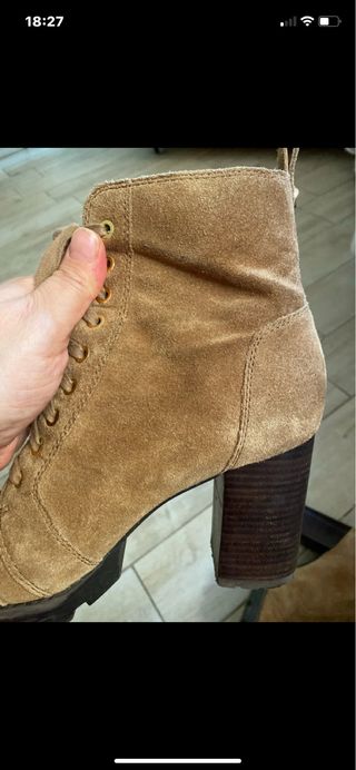 Stivali Guess tacco con zip dorata