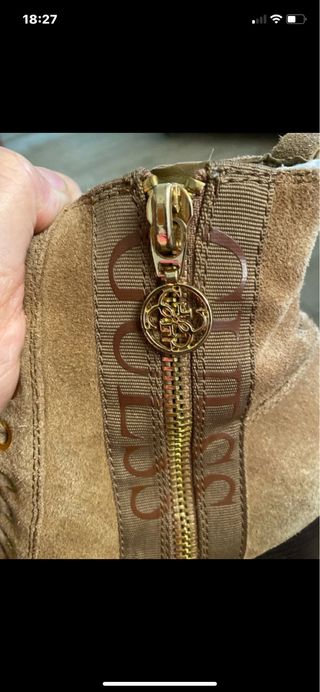 Stivali Guess tacco con zip dorata