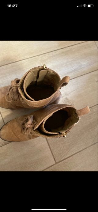 Stivali Guess tacco con zip dorata