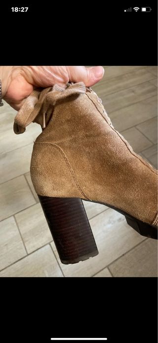 Stivali Guess tacco con zip dorata