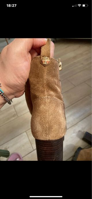 Stivali Guess tacco con zip dorata