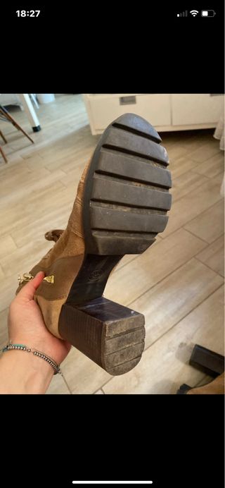 Stivali Guess tacco con zip dorata