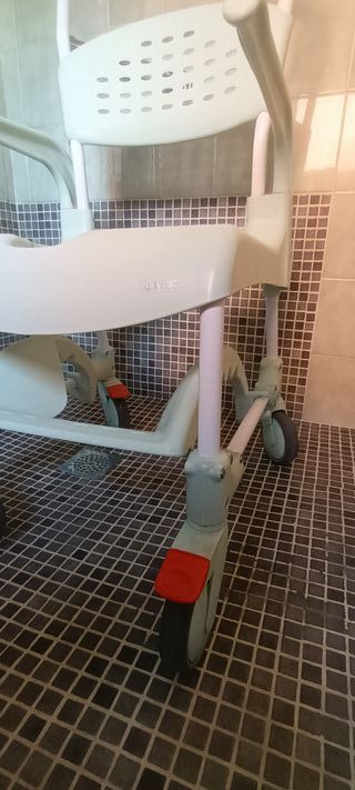 Silla con ruedas para ducha y baño / WC Etac Clean