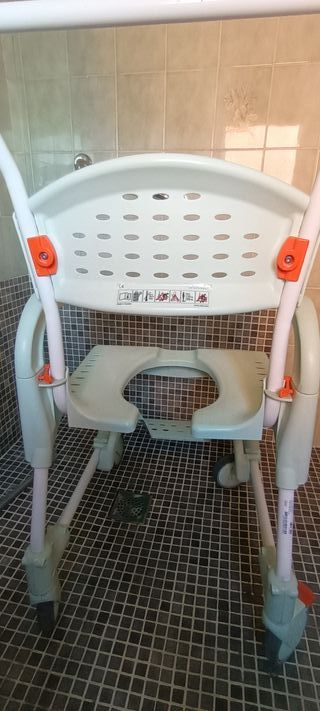 Silla con ruedas para ducha y baño / WC Etac Clean