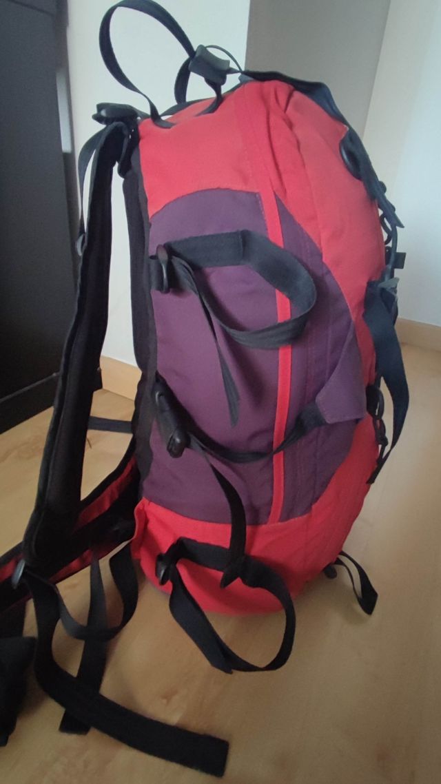 Mochila de Alpinismo Roja y Morada 35L