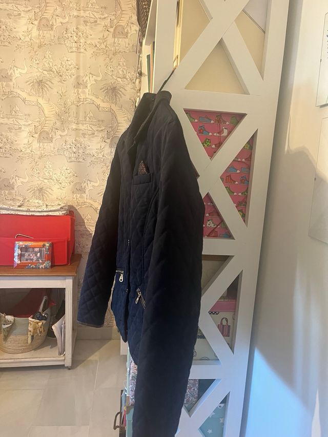 Chaqueta acolchada azul marino con cuello gris