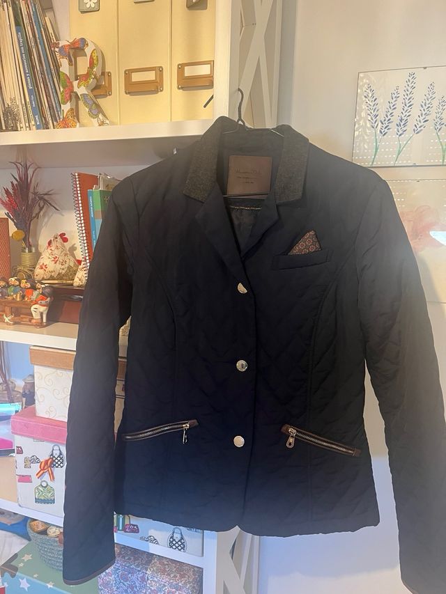 Chaqueta acolchada azul marino con cuello gris