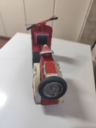 Maqueta Vespa Chapa Roja y Blanca