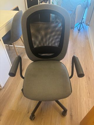 Silla de oficina giratoria gris